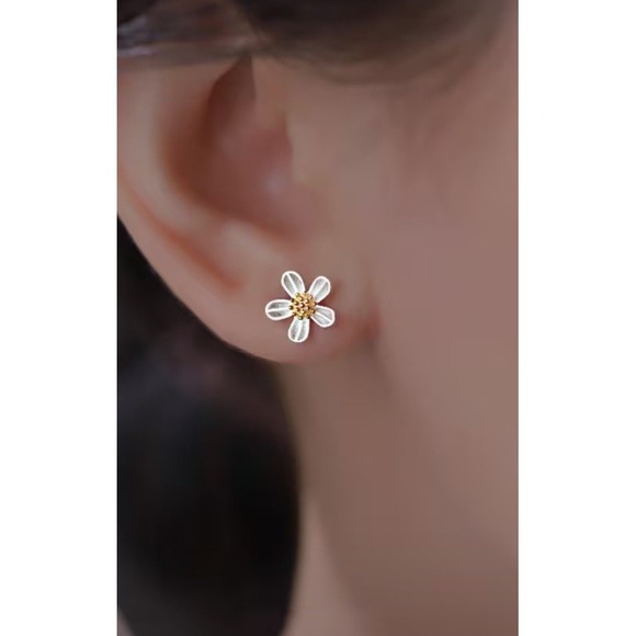 White Daisy Flower Stud Earrings Silver Tone Petite Floral Minimalist Jewelry - Picture 3 of 4